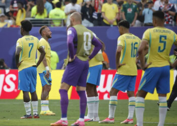 OPINIÃO: A derrota do futebol brasileiro acontece fora das 4 linhas