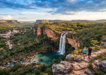 Porta de entrada para um dos parques mais ricos do país: cidade histórica concentra quase 90 quedas d'água e aventura radical na tirolesa