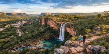 Porta de entrada para um dos parques mais ricos do país: cidade histórica concentra quase 90 quedas d'água e aventura radical na tirolesa