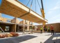 Diga adeus à parede lenta de tijolo por tijolo: os painéis SIP com miolo isolante que fecham uma casa como peças gigantes e reduzem vazamentos de calor pelas frestas
