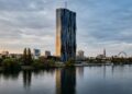 A torre de 220 metros que desafia o vento por ser quase 10 vezes mais alta do que sua largura estrutural