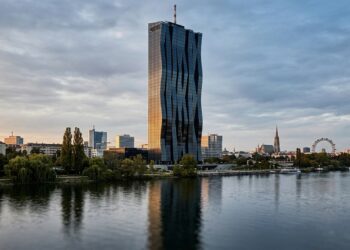 A torre de 220 metros que desafia o vento por ser quase 10 vezes mais alta do que sua largura estrutural