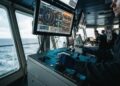 Operador de posicionamento dinâmico mantém navios offshore parados no mar sem usar âncoras