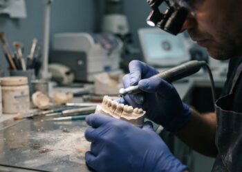Técnico em prótese dentária constrói sorrisos longe da cadeira do dentista e pode abrir o próprio laboratório