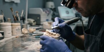 Técnico em prótese dentária constrói sorrisos longe da cadeira do dentista e pode abrir o próprio laboratório