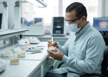 Técnico em prótese dentária cria dentes sem precisar  atender os pacientes