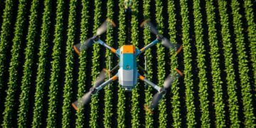 Piloto de drone agrícola saiu do hobby e entrou nas fazendas com pulverização, mapeamento e tecnologia que promete economizar tempo no campo