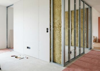 Quanto um gesseiro cobra para fazer uma divisória de drywall em um quarto em 2026, e por que reforço interno para TV muda tudo