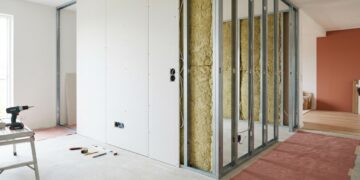 Quanto um gesseiro cobra para fazer uma divisória de drywall em um quarto em 2026, e por que reforço interno para TV muda tudo