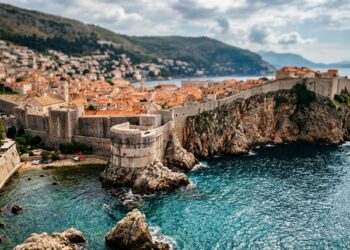 O anel de pedra de Dubrovnik que desce até o mar e protegeu uma cidade inteira no Adriático