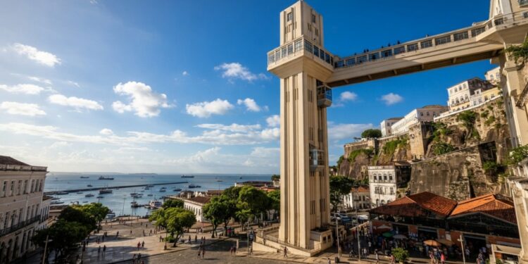 Elevador Lacerda transforma transporte em símbolo de Salvador