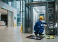 Quanto ganha um técnico de elevadores em 2026, e por que curso técnico, NR-10 e treinamento da empresa fazem diferença na seleção