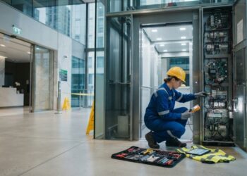 Quanto ganha um técnico de elevadores em 2026, e por que curso técnico, NR-10 e treinamento da empresa fazem diferença na seleção