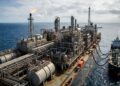 Com 1,6 milhão de barris de armazenamento, um FPSO separa óleo, gás e água no meio do oceano e funciona como uma refinaria flutuante a 200 km da costa
