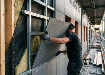 A placa cimentícia permite ampliar a casa com uma obra mais seca, mas estrutura e vedação não podem ser improvisadas
