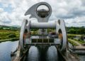 A roda de Falkirk gira barcos inteiros no ar e substitui uma sequência de eclusas que levaria horas para vencer