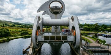 A roda de Falkirk gira barcos inteiros no ar e substitui uma sequência de eclusas que levaria horas para vencer