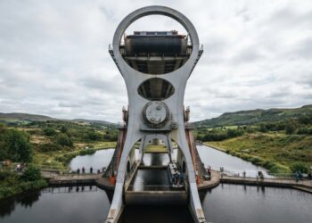 O elevador giratório da Escócia levanta barcos por 24 metros usando quase a mesma energia de poucas chaleiras