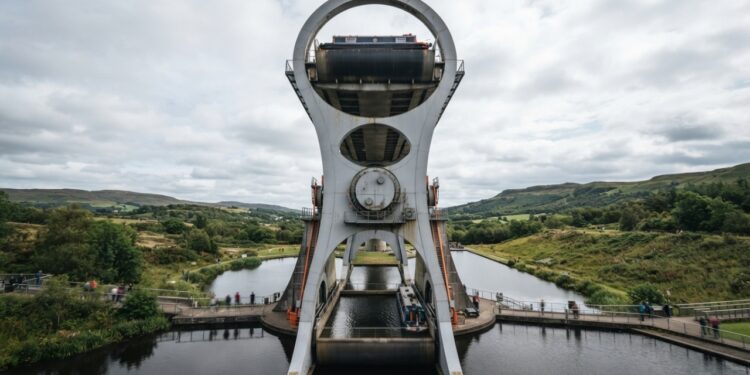 Falkirk Wheel gira barcos para vencer um desnível de 24 metros
