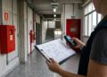 Projetista de prevenção contra incêndio calcula rotas de fuga antes que o prédio receba moradores