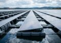 Painéis solares sobre a água geram eletricidade e ajudam a reduzir parte da evaporação dos reservatórios