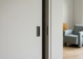 Quanto custa instalar uma porta de correr embutida e ganhar espaço sem deixar o trilho aparente