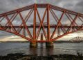 Com 2.529 metros de extensão, a Forth Bridge virou uma ponte ferroviária de aço que ainda carrega trens desde o século XIX