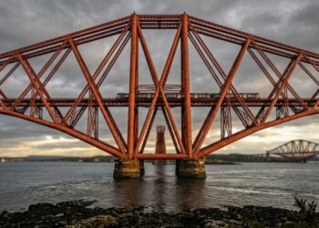 Com 2.529 metros de extensão, a Forth Bridge virou uma ponte ferroviária de aço que ainda carrega trens desde o século XIX
