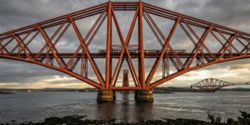 Com 2.529 metros de extensão, a Forth Bridge virou uma ponte ferroviária de aço que ainda carrega trens desde o século XIX
