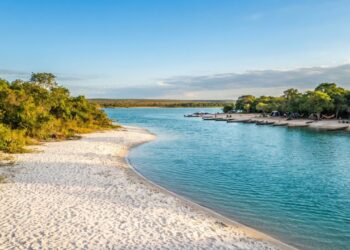 Praia de água doce no cerrado: a porta do Araguaia que atrai pescadores, indígenas e acampamentos em pleno julho