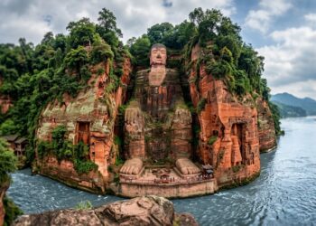 O Buda de 71 metros esculpido na rocha que observa três rios chineses há mais de 1.200 anos