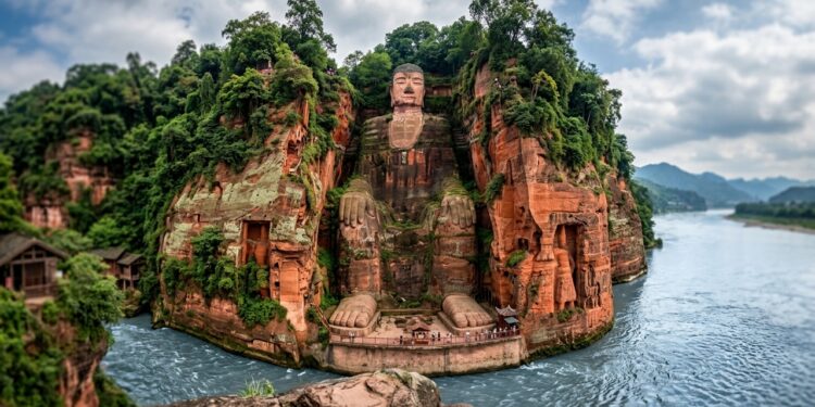 O Buda de 71 metros esculpido na rocha que observa três rios chineses há mais de 1.200 anos