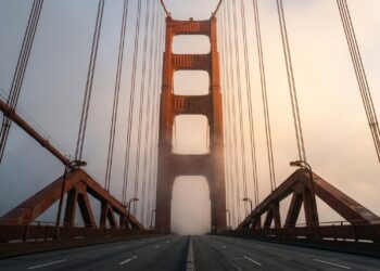 Com 2.737 metros de extensão total, a Ponte Golden Gate virou um símbolo de engenharia suspensa entre rocha, mar e neblina