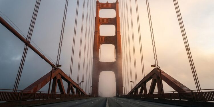 Com 2.737 metros de extensão total, a Ponte Golden Gate virou um símbolo de engenharia suspensa entre rocha, mar e neblina
