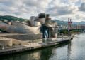 Guggenheim Bilbao dobrou metal, vidro e pedra para criar uma arquitetura que parece mudar com o clima