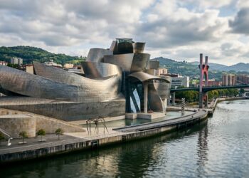 Guggenheim Bilbao dobrou metal, vidro e pedra para criar uma arquitetura que parece mudar com o clima