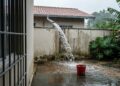 Água da chuva desviada por calha para o imóvel vizinho