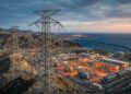 Entre desertos, montanhas e oceanos, as linhas de transmissão em corrente contínua atravessam continentes levando eletricidade por milhares de quilômetros