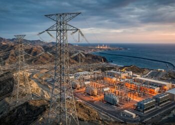 Entre desertos, montanhas e oceanos, as linhas de transmissão em corrente contínua atravessam continentes levando eletricidade por milhares de quilômetros