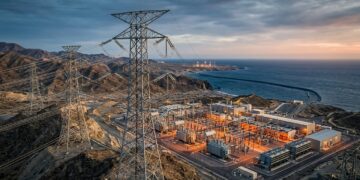 Entre desertos, montanhas e oceanos, as linhas de transmissão em corrente contínua atravessam continentes levando eletricidade por milhares de quilômetros
