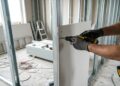 Nem parede grossa roubando área útil, nem isolamento comum que precisa de muitos centímetros: o painel a vácuo ultrafino que segura calor como uma garrafa térmica dentro da construção