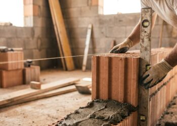 A casa em alvenaria estrutural usa as próprias paredes para sustentar a obra, mas derrubar uma delas depois pode virar um problema