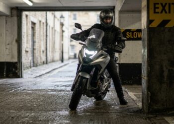 Honda NC750X 2026 facilita manobras e amplia o conforto
