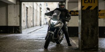 Honda NC750X 2026 facilita manobras e amplia o conforto