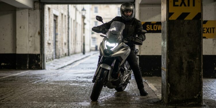 Honda NC750X 2026 facilita manobras e amplia o conforto