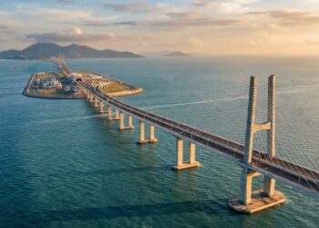 Com 55 km sobre o mar, a ponte que liga Hong Kong, Zhuhai e Macau usa túneis submarinos e ilhas artificiais para encurtar uma viagem que antes levava horas