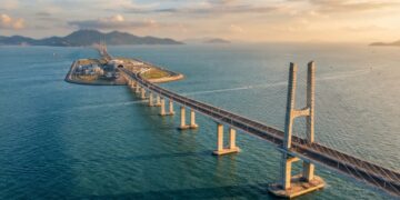 Com 55 km sobre o mar, a ponte que liga Hong Kong, Zhuhai e Macau usa túneis submarinos e ilhas artificiais para encurtar uma viagem que antes levava horas