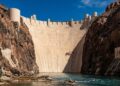 Hoover Dam como muralha de concreto no deserto