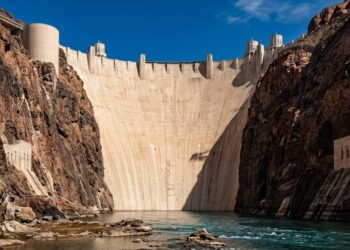 Hoover Dam como muralha de concreto no deserto
