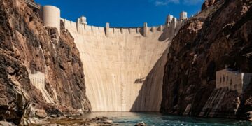 Hoover Dam como muralha de concreto no deserto